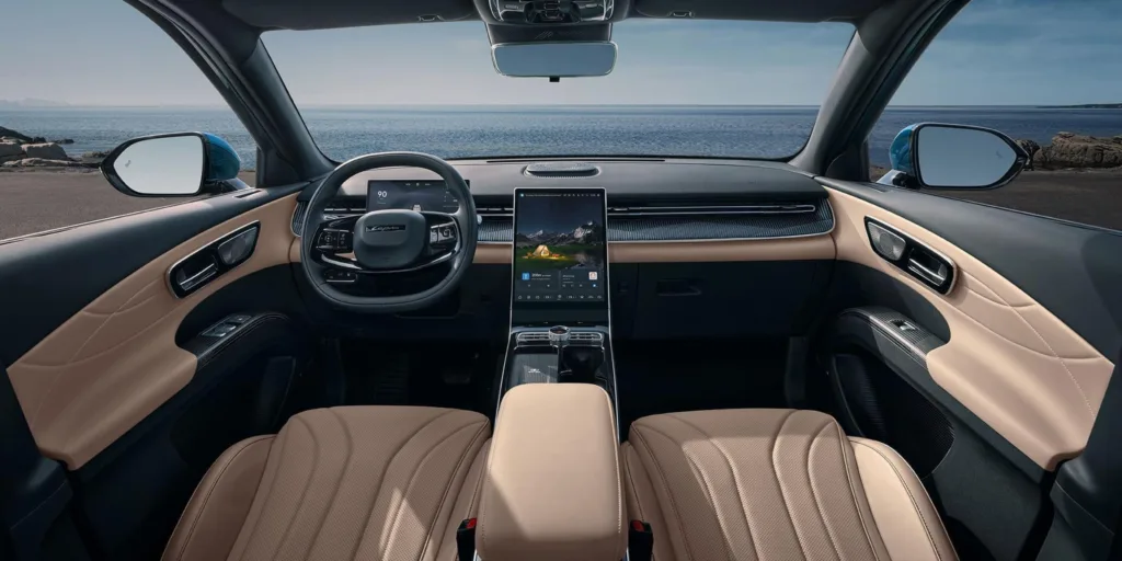 Habitáculo del LEPAS L8 con la mesa plegable desplegada y detalle de los acabados de alta calidad