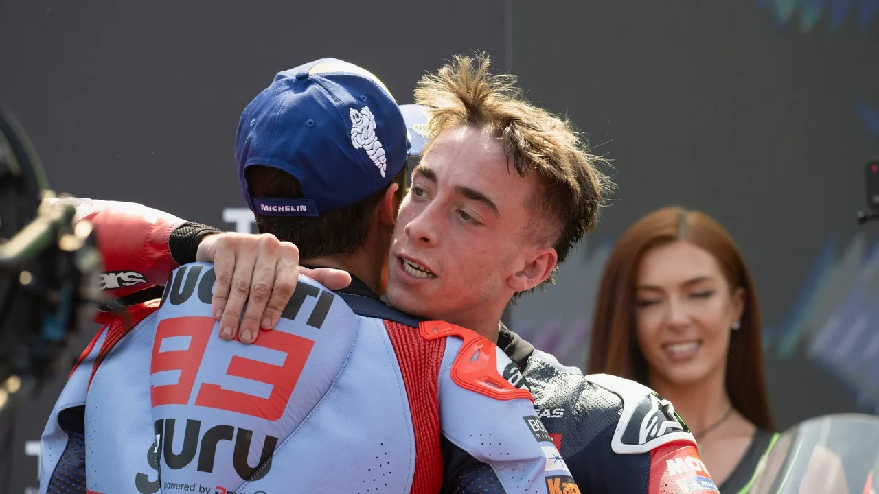 Marc Márquez le lanza un dardo Pedro Acosta