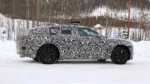 Prototipo camuflado del Range Rover Velar Electric realizando pruebas dinámicas en circuito