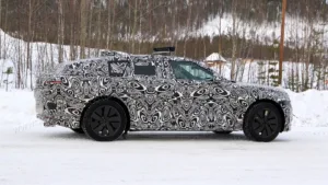 Prototipo camuflado del Range Rover Velar Electric realizando pruebas dinámicas en circuito