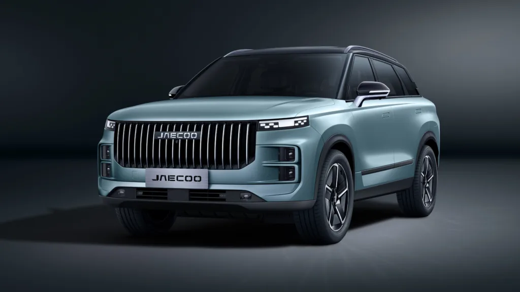 Frontal del JAECOO 7 SHS híbrido en color Gris Artemis circulando por el centro de Madrid con el distintivo ECO