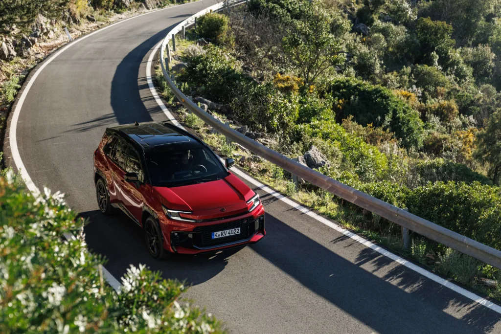 Frontal del nuevo Toyota RAV4 2026 en color bitono, destacando su diseño robusto, faros LED afilados y la parrilla de sexta generación