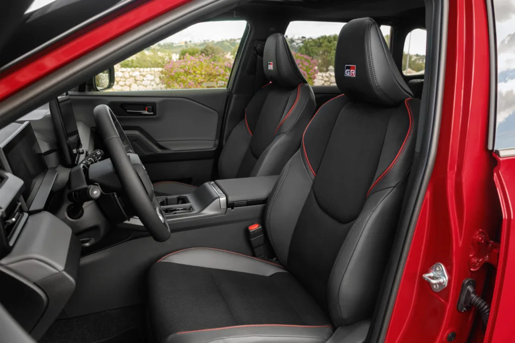 Interior del Toyota RAV4 2026 mostrando el cuadro digital de 12,3 pulgadas y la pantalla multimedia de 12,9 pulgadas con sistema ARENE