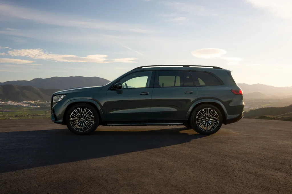 Frontal del nuevo Mercedes-Benz GLS 2026 destacando la estrella vertical en el capó y la parrilla iluminada de grandes dimensiones