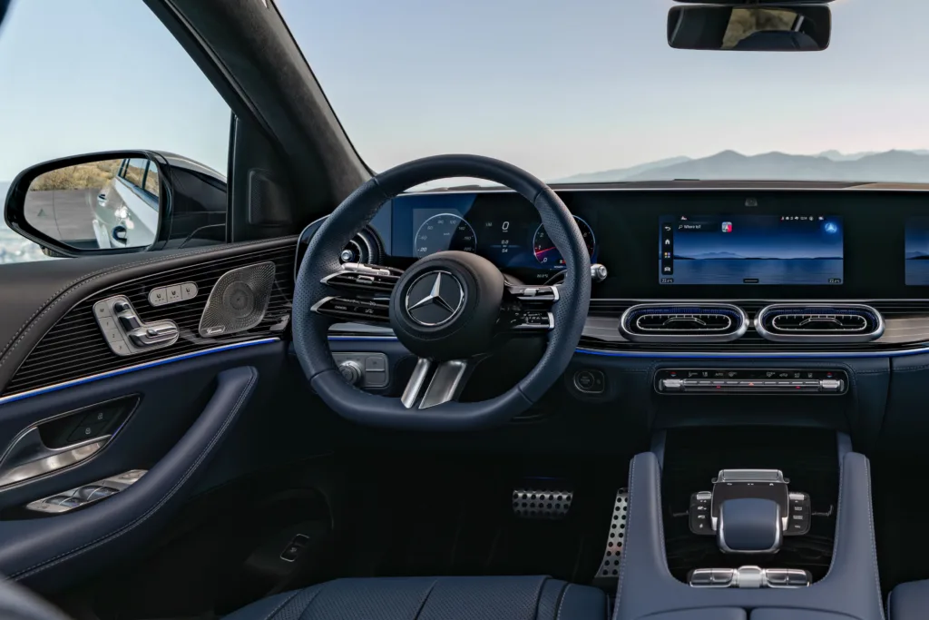 Interior del Mercedes GLE 2026 mostrando la MBUX Superscreen de tres pantallas y el acabado Beech Brown