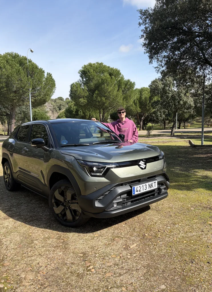 Nuestro compañero Nicolás Moreno ha sido uno de los primeros españoles en probar el e VITARA. Su cara de felicidad lo dice todo.