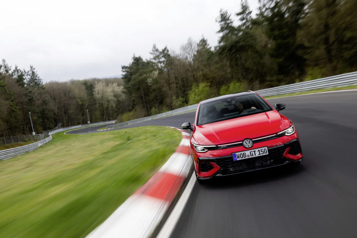 Volkswagen Golf GTI 50 Aniversario: 300 km con el mito que sigue marcando el ritmo