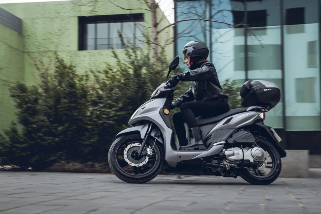 Frontal renovado del SYM Symphony SR 125 2026 con nuevas líneas angulosas y faro Full LED en color gris mate