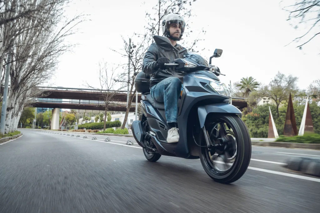 Detalle del nuevo dashboard LCD completamente digital y toma USB del scooter SYM Symphony SR 125 2026