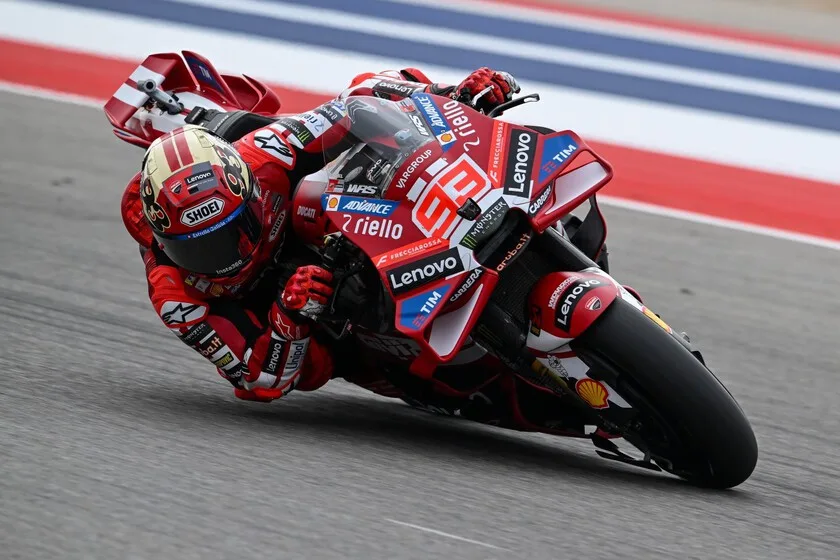 Muro de boxes de KTM con solo dos motos en pista, evocando la soledad de Suzuki en 2022.