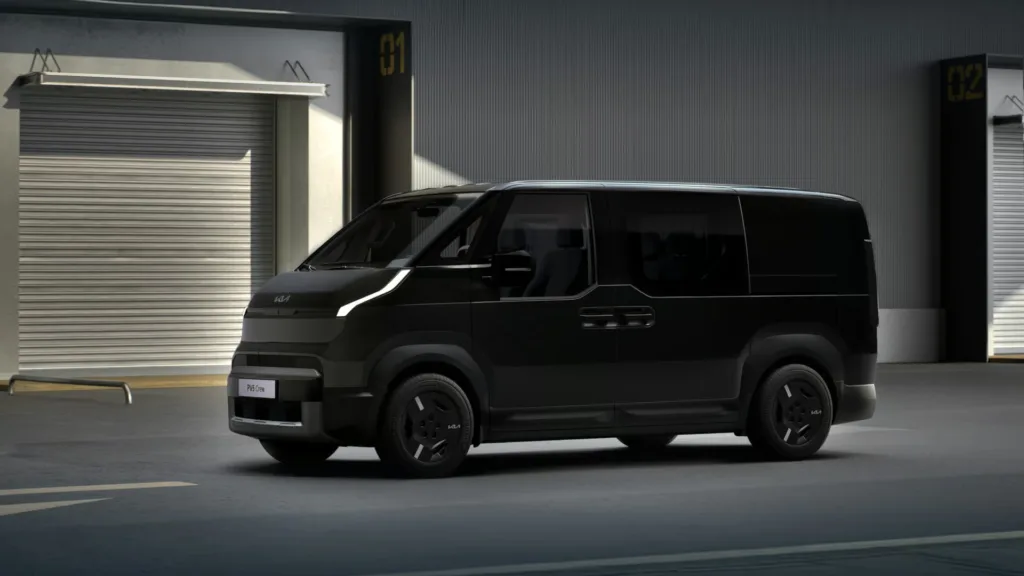 Vista exterior de la Kia PV5 Cargo Long, ganadora del premio IVOTY 2026, circulando por entorno urbano