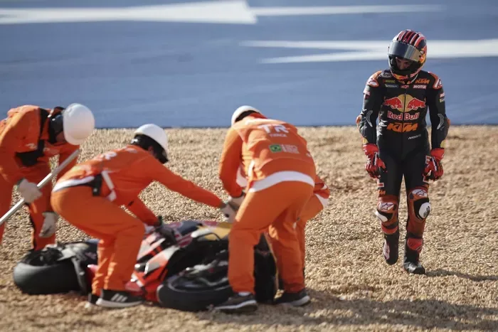 Primer plano de un piloto de MotoGP siendo atendido tras una caída en la carrera sprint