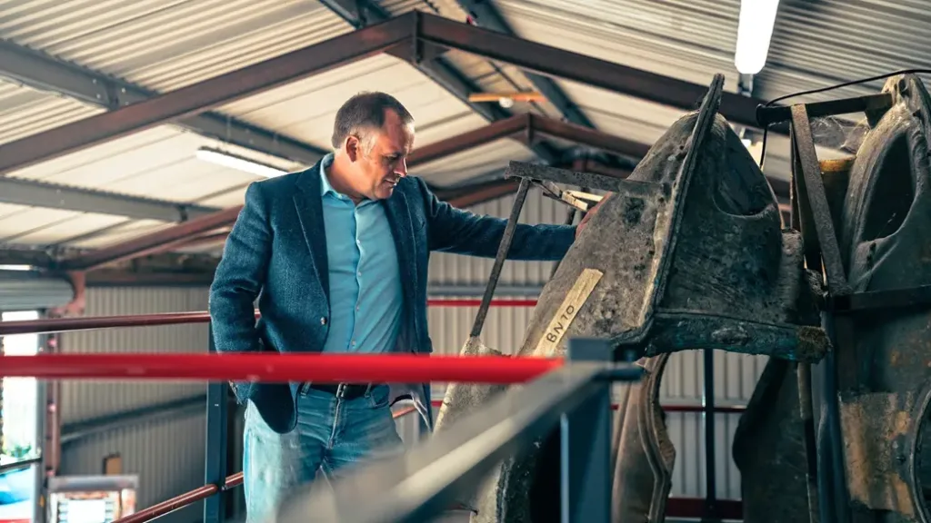 Chasis rodante del nuevo deportivo de motor central de Marcos, mostrando la arquitectura ligera y el enfoque analógico