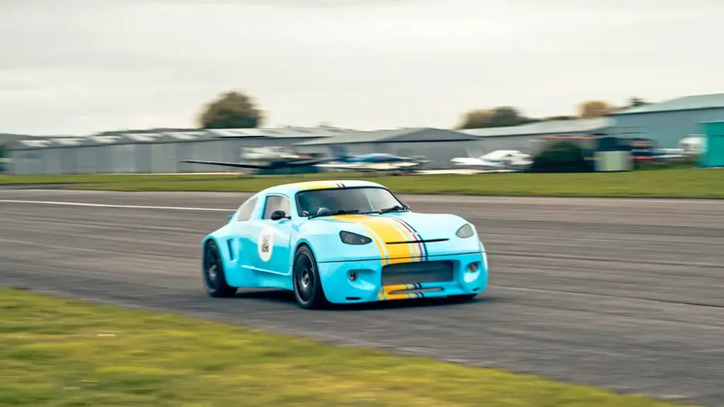 Prototipo del nuevo Marcos Mosquito de fibra de vidrio realizando pruebas de pista en un aeródromo británico