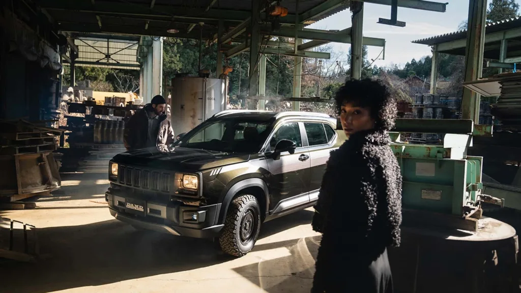 Primer plano de las llantas Dean Cross Country y neumáticos BF Goodrich All-Terrain T/A K03 en el Honda WR-V de DAMD