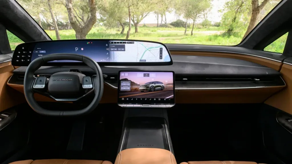 Interior del Lucid Gravity 2026 mostrando la pantalla curva OLED de 34 pulgadas con resolución 6K y volante multifunción