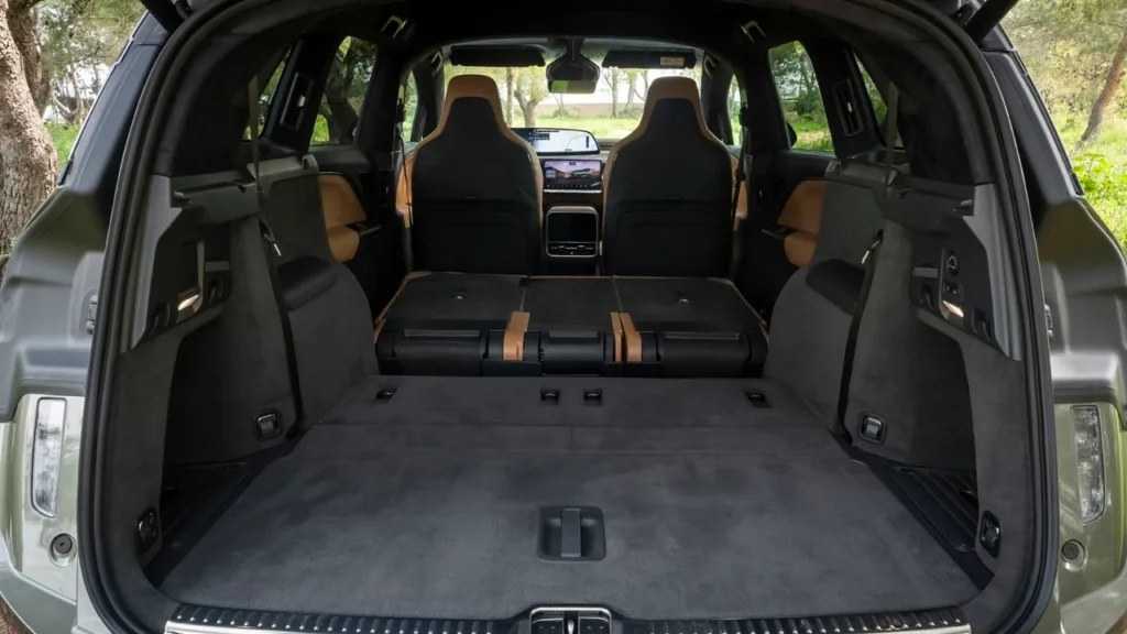 Vista del maletero del Lucid Gravity con los asientos de la segunda y tercera fila abatidos, mostrando una capacidad de carga de 3.400 litros