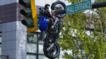 Accidente en Canadá: moto queda colgada de semáforo tras choque
