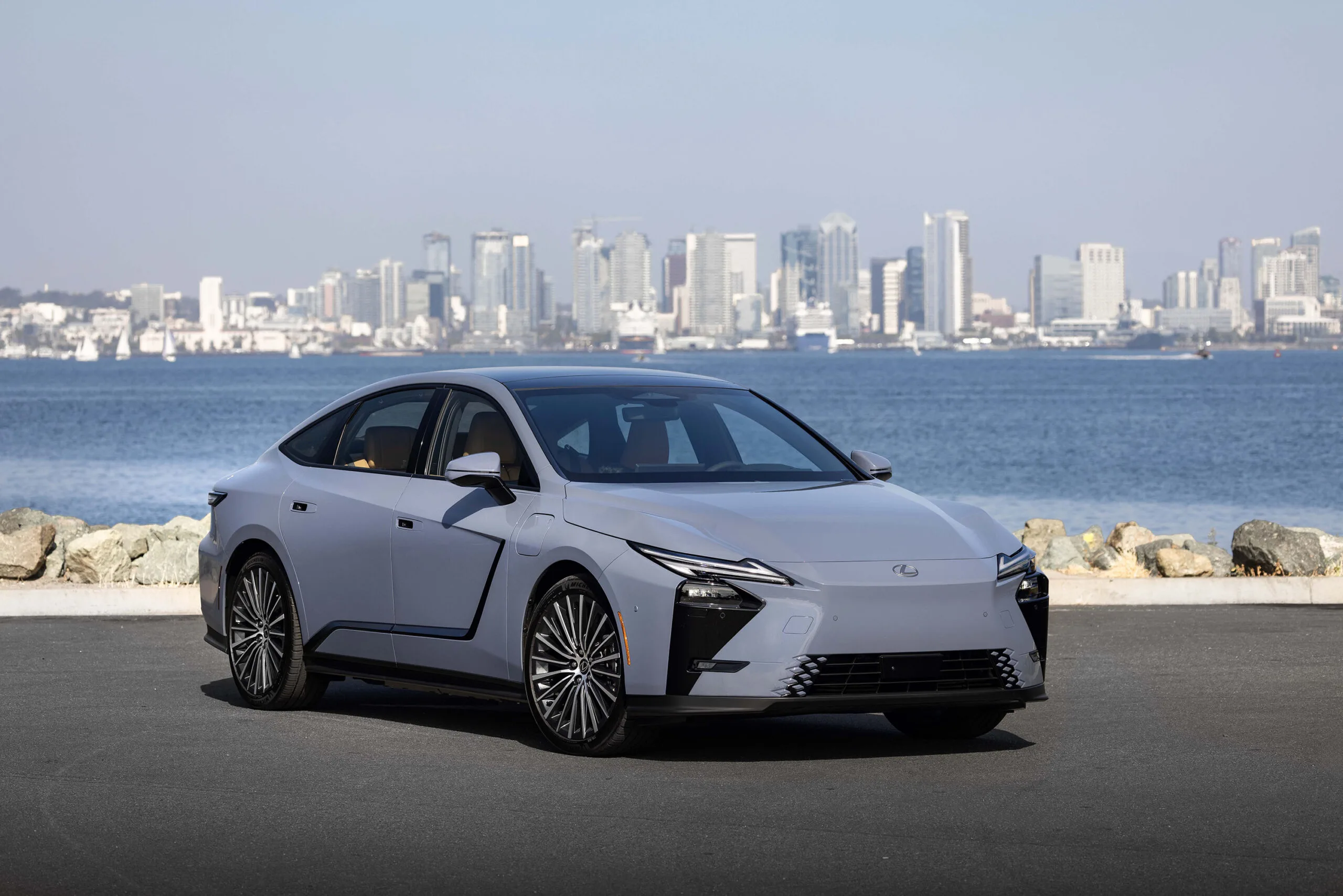 Lexus reinventa su berlina de referencia: así es el nuevo ES