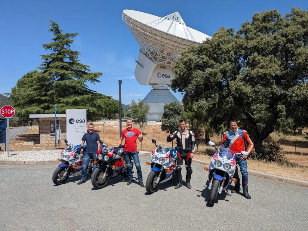 De izquierda a derecha: Héctor (Valencia), Raúl (Madrid), Rafa (Madrid) y Juan Carlos (Logroño). Todos pertenecen al club CBR 900RR SC28, que cuenta con 130 miembros aproximadamente repartidos por toda España.
