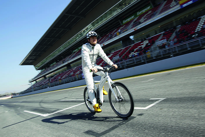 smart ebike für Michael Schumacher und Nico Rosberg MERCEDES AMG PETRONAS Fahrer Nico Rosberg testet sein smart ebike. smart ebikes for Michael Schumacher and Nico Rosberg MERCEDES AMG PETRONAS driver Nico Rosberg tests his smart ebike.