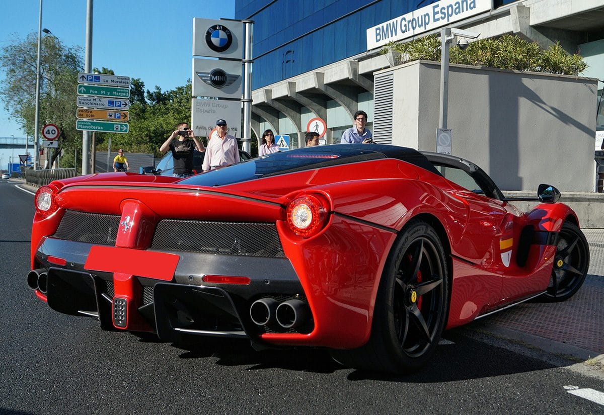 Una caravana con LaFerrari a la cabeza, celebra los 70 años rodando por Madrid, Barcelona y Marbella