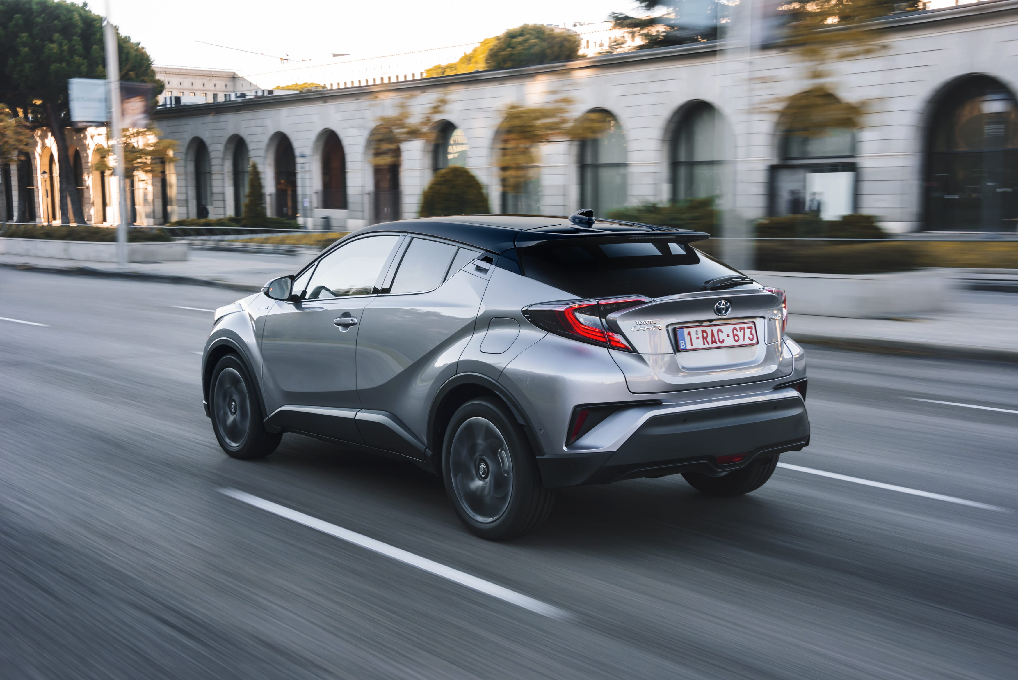 2016_toyota_chr_hybrid_dynamic_15