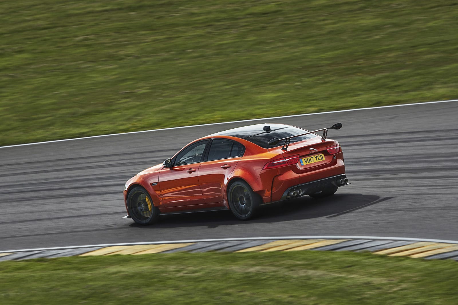 El Jaguar XE SV Project 8 se corona como la berlina más veloz en Nürburgring