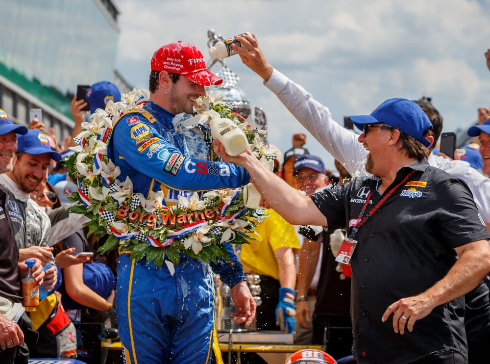 Si Alonso gana en Indianápolis no lo celebrará con champán ni Red Bull, sino con leche