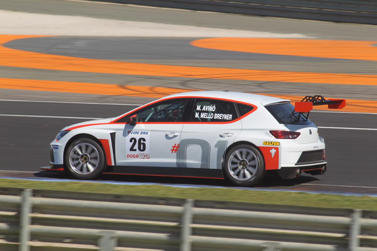 Manuel Aviñó y Manuel De Mello Breyner corren juntos con un Seat León Cup Racer