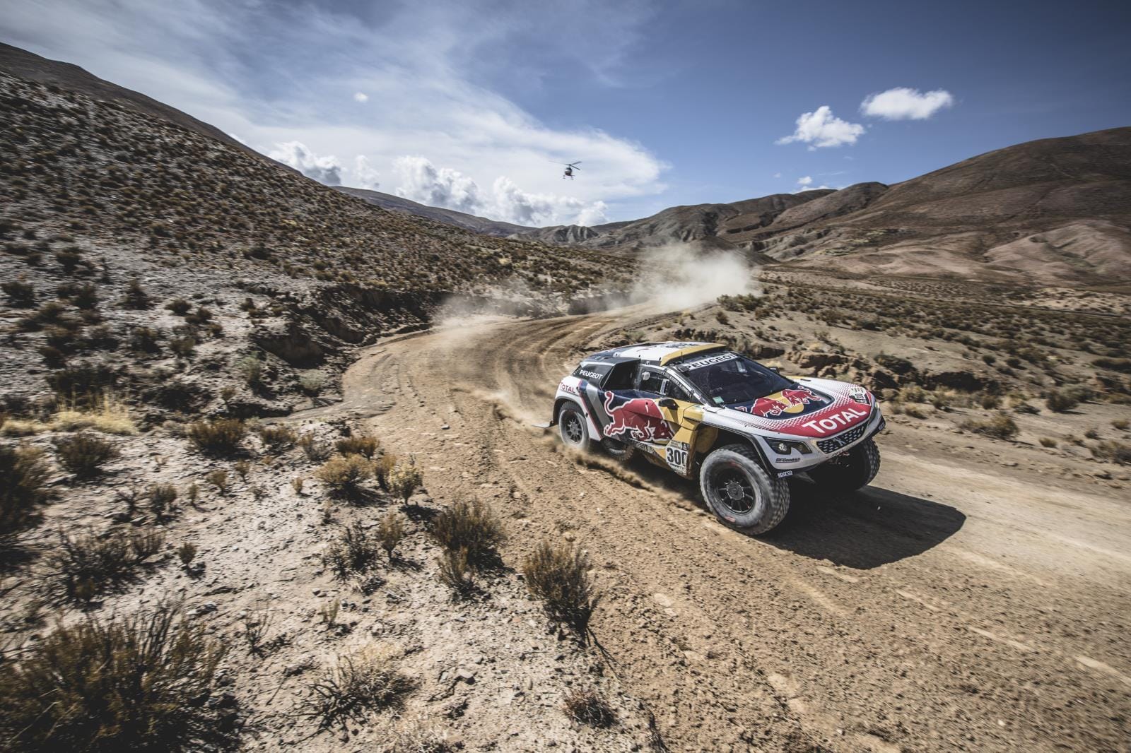 Carlos Sainz abandona el Dakar cuando la armada de Peugeot lidera