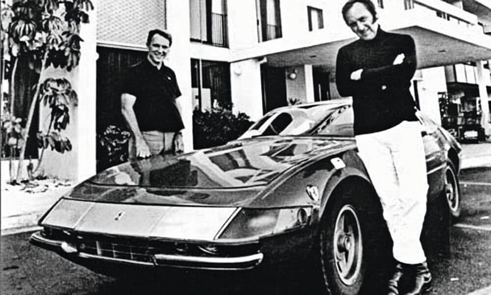 Brock Yates y el piloto Dan Gurney con un Ferrari Daytona