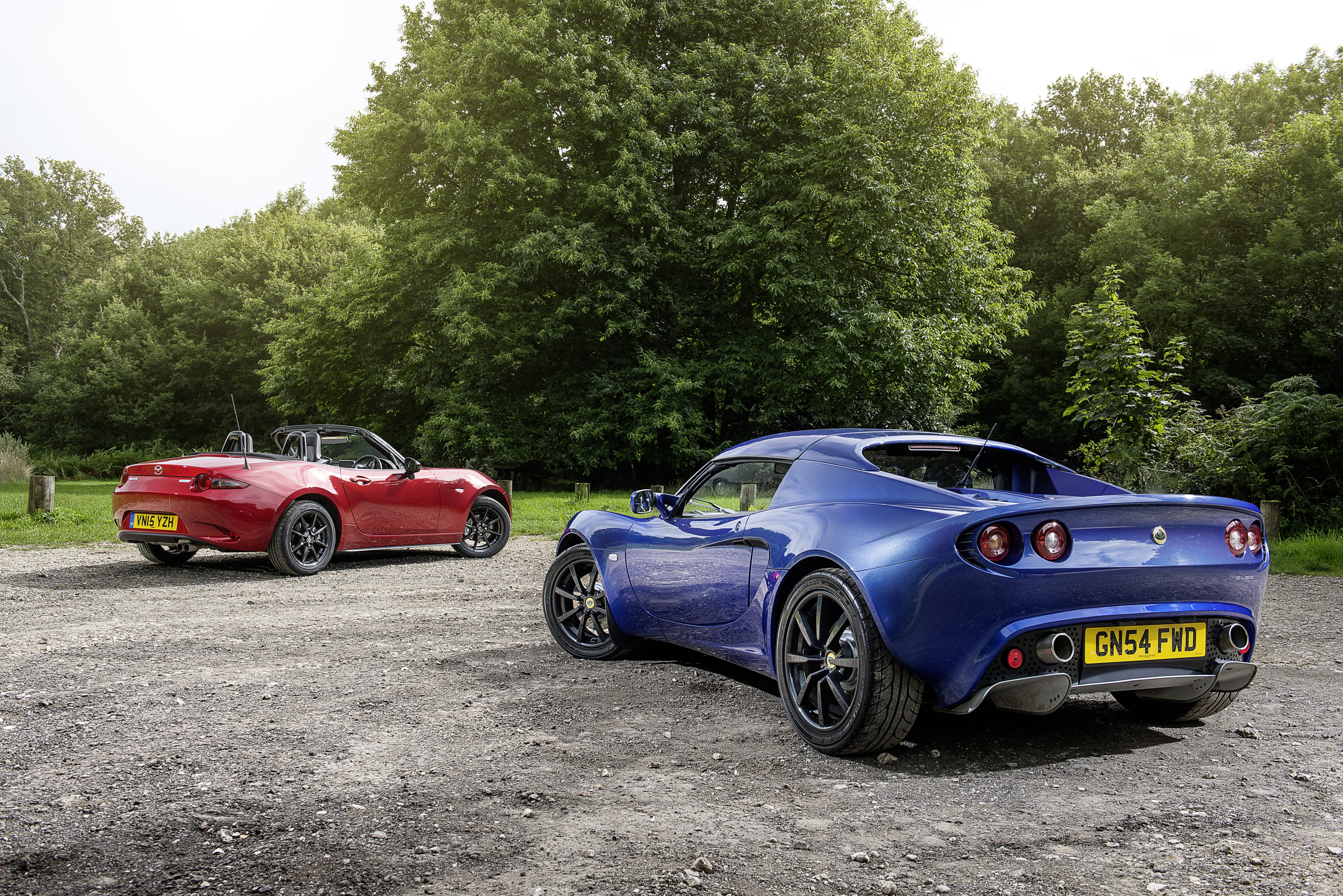 ¿Con cuál te quedas? Mazda MX-5 (2016) o Lotus Elise 111 S (2002)