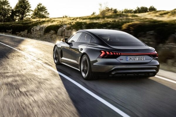 E-tron GT trasera en marcha