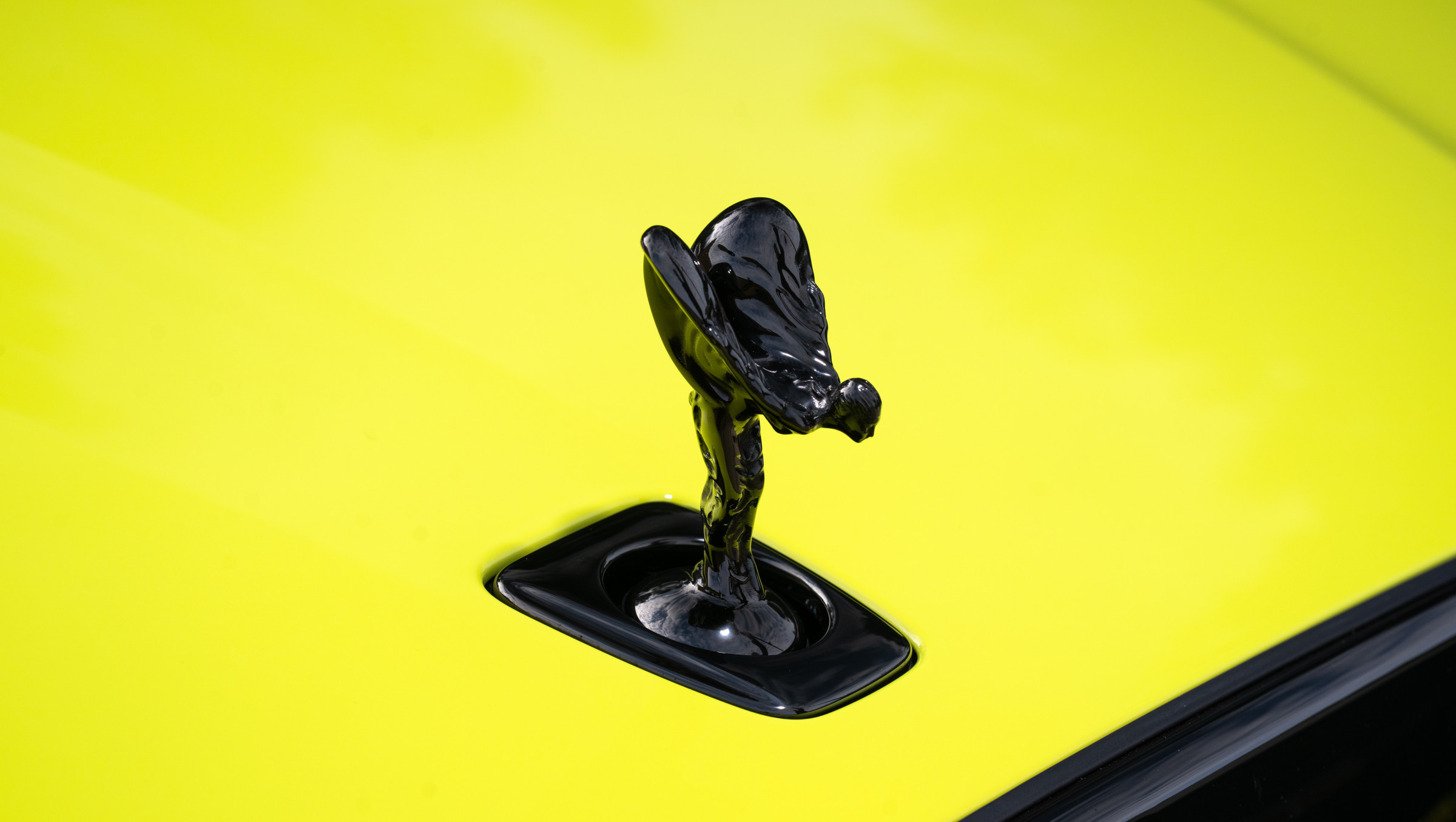 Spirit of Ecstasy en cromo oscurecido de la gama Black Badge