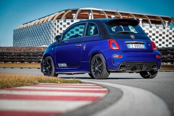 Abarth 595 Monster Energy Yamaha y Abarth 595 Scorpioneoro, limitados a 2.000 unidades