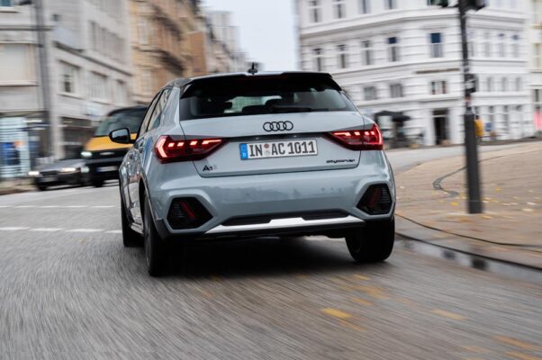 Audi A1 Citycarver trasera movimiento Revista CAR