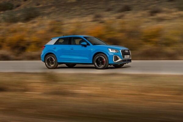 Audi Q2 2021 azul