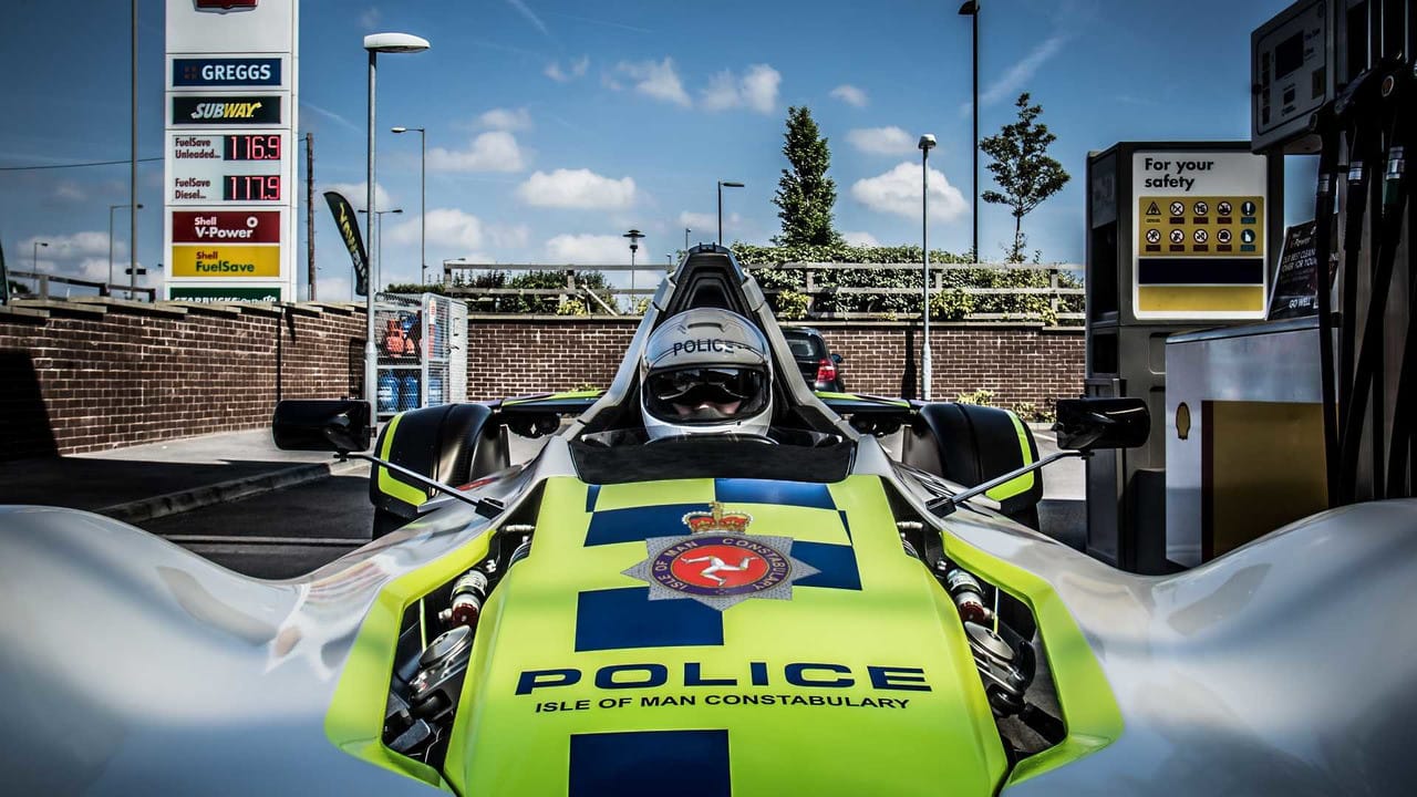 El coche patrulla más inútil y emocionante de todos, el BAC Mono de la Policía de Isla de Man