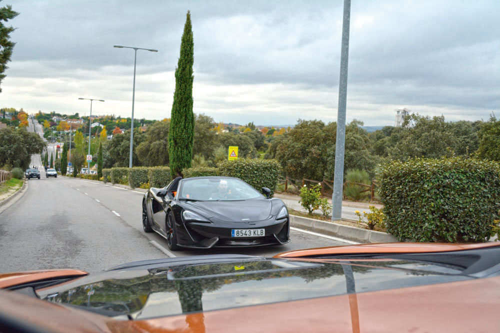 BMW i8 Roadster y McLaren 570S Spider prueba