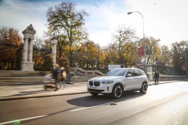 BMW iX3 prueba en ciudad