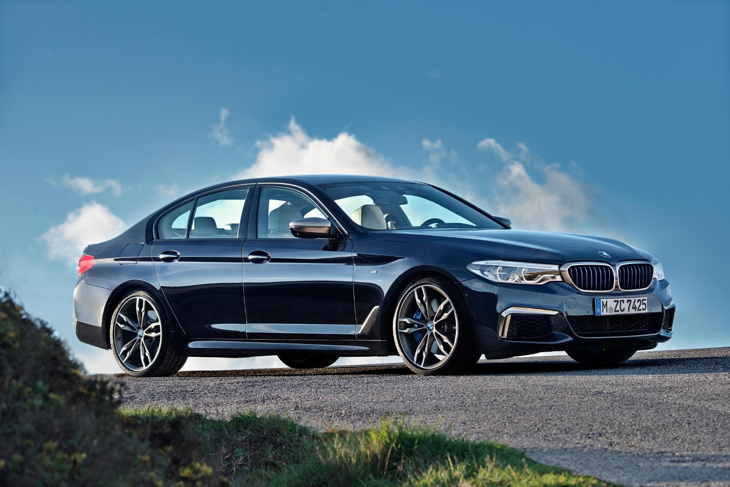 BMW M550i xDrive: con tracción total y un V8, poco que envidiar al M5