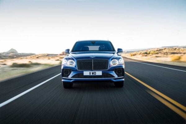 Bentley Bentayga Speed 2021 morro en movimiento