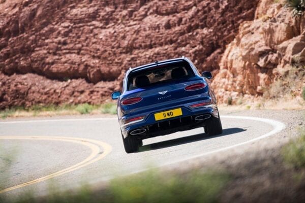 Bentley Bentayga Speed 2021 trasera movimiento