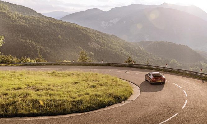 Bentley Continental GT con los Alpes de fondo