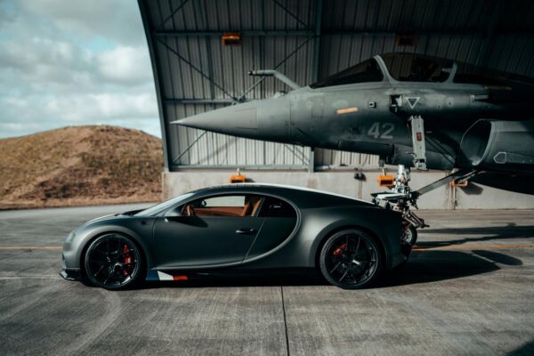 El Bugatti Chiron Sport Les Légendes du Ciel se enfrenta a un caza de combate en vídeo