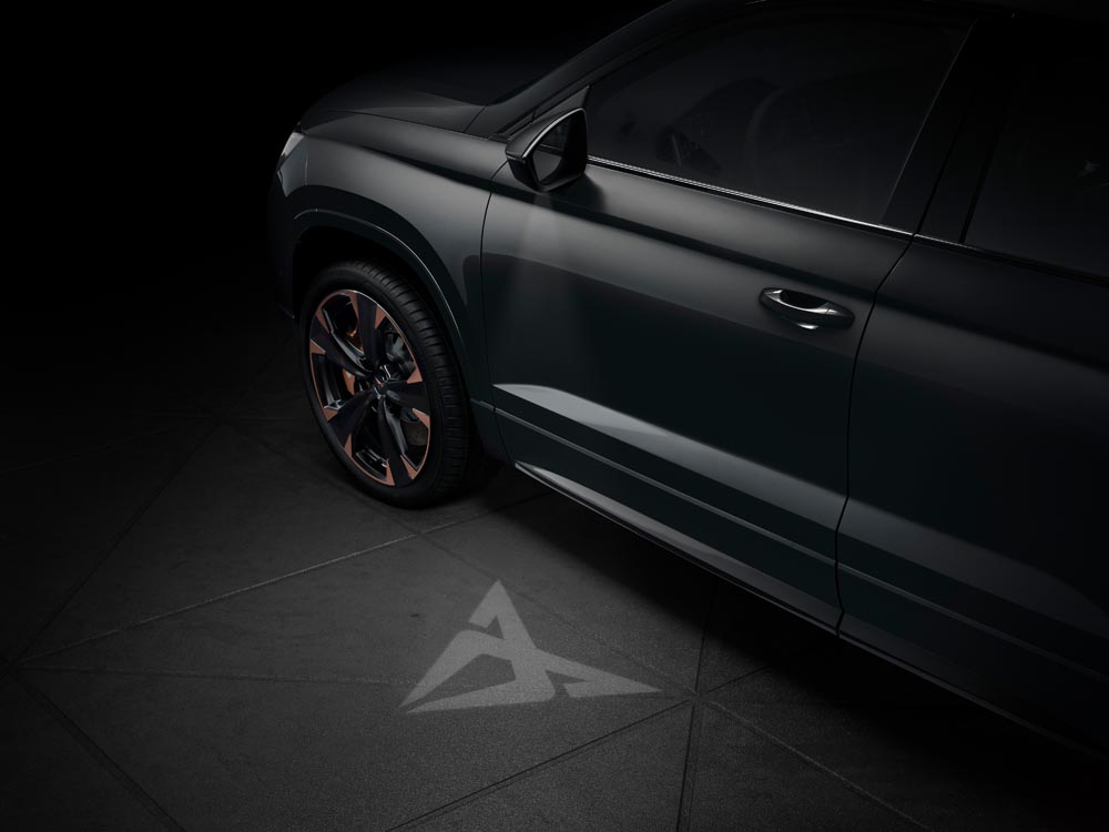 CUPRA Ateca 2020 logo proyectado