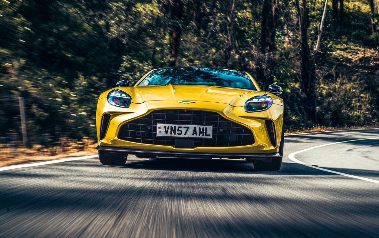 El frontal del Aston Martin Valiant tiene un diseño renovado, más musculoso, con una parrilla más grande que mejora la refrigeración del V8, que también es más potente