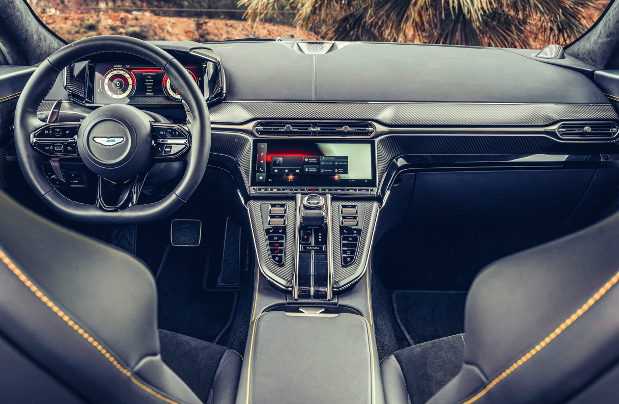 El interior delAston Martin Valiant está digitalizado y simplificado en dos pantallas, pero mantiene algunos botones analógicos