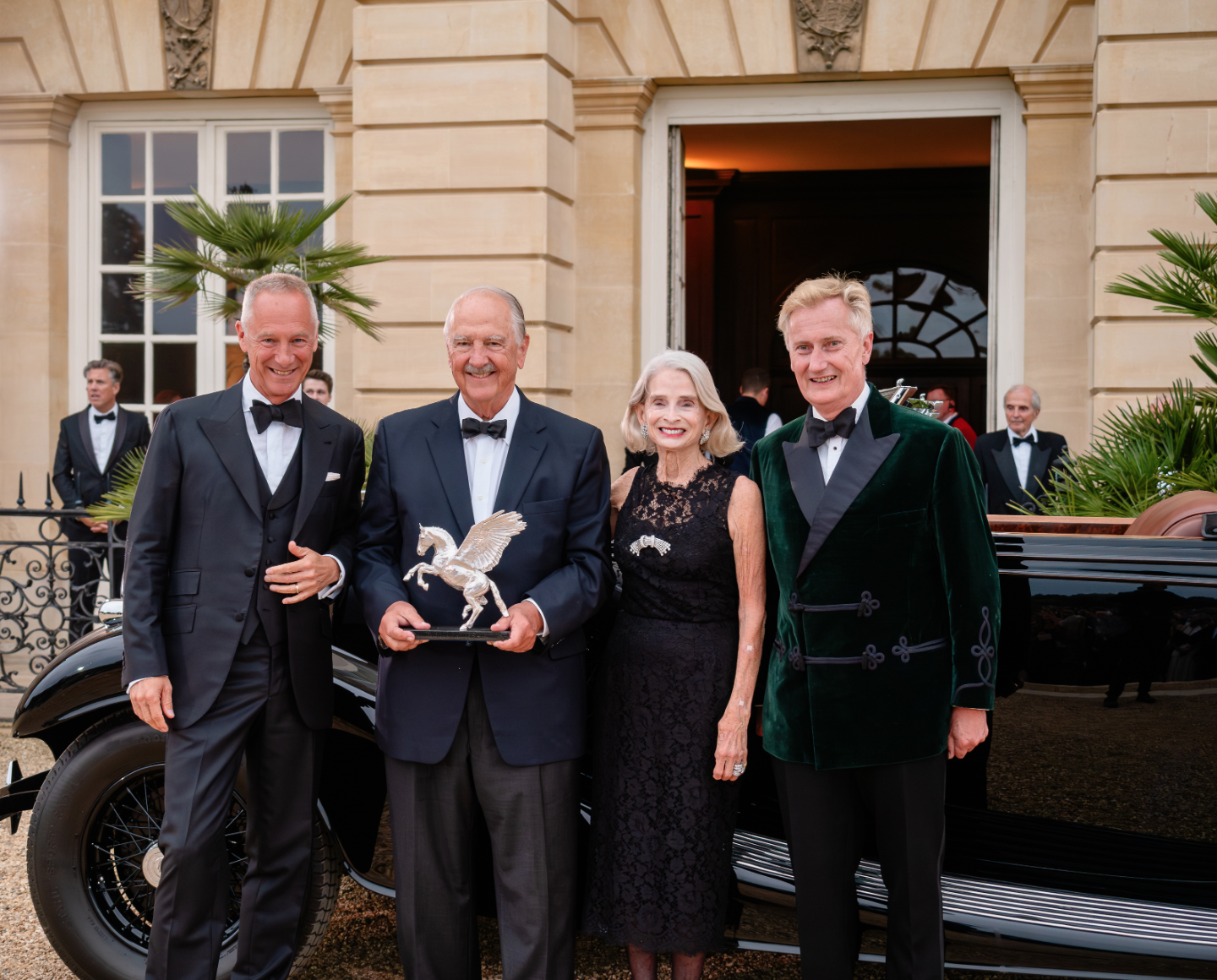 CEO de A. Lange & Söhne, Wilhelm Schmid entregando un premio